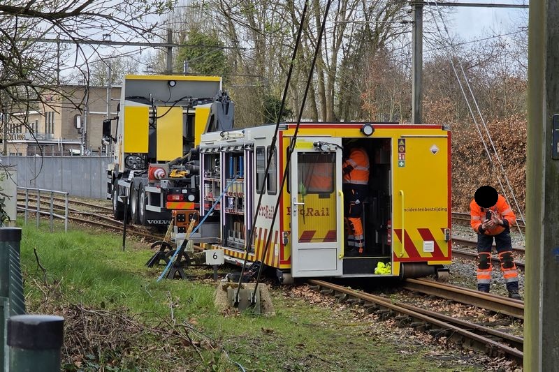 Museumlocomotief 605 van het Spoorwegmuseum herspoord door Incidentenbestrijders van ProRail